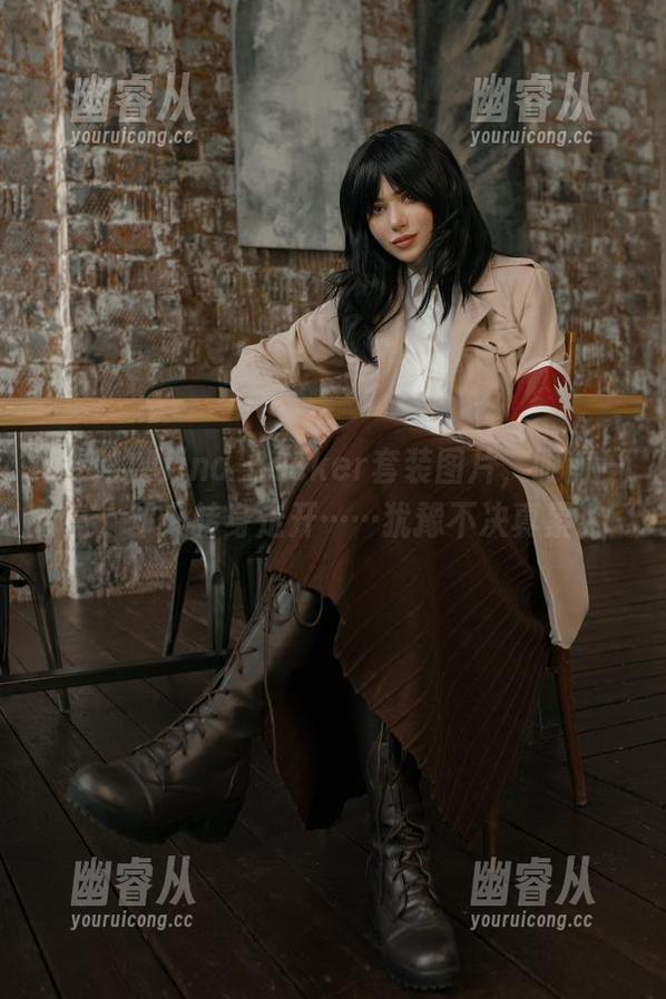 免费的Alina Becker套装图片，眼前一亮，却又转身走开……犹豫不决真累。